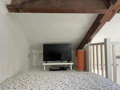 Télévision ou salle de divertissement dans l'établissement Joli petit duplex lumineux et au calme