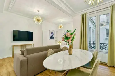 Télévision ou salle de divertissement dans l'établissement Stylish loft - Arc de Triomphe