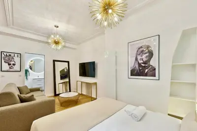 Télévision ou salle de divertissement dans l'établissement Stylish loft - Arc de Triomphe