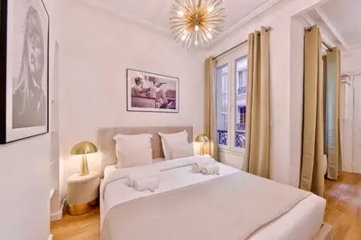 Un ou plusieurs lits dans un hébergement de l'établissement Stylish loft - Arc de Triomphe