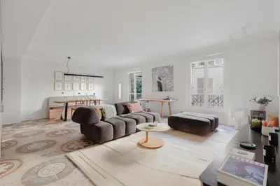 Coin salon dans l'établissement Exclusive Luxury 1BR with AC, Prime 7th