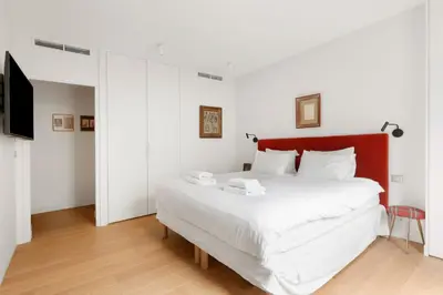 Un ou plusieurs lits dans un hébergement de l'établissement Exclusive Luxury 1BR with AC, Prime 7th