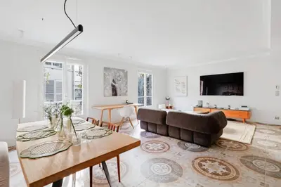 Télévision ou salle de divertissement dans l'établissement Exclusive Luxury 1BR with AC, Prime 7th