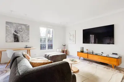 Télévision ou salle de divertissement dans l'établissement Exclusive Luxury 1BR with AC, Prime 7th