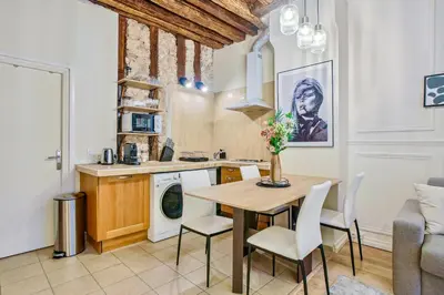 Cuisine ou kitchenette dans l'établissement Place des Vosges - Marais - Prime Location