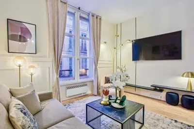 Télévision ou salle de divertissement dans l'établissement Place des Vosges - Marais - Prime Location