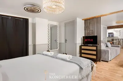 Un ou plusieurs lits dans un hébergement de l'établissement Elegant pied a terre proche de republique