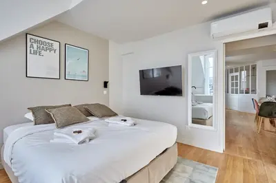 Un ou plusieurs lits dans un hébergement de l'établissement Spacious 3 Bedroom Apartment - Luxe Trocadero