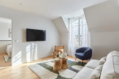 Télévision ou salle de divertissement dans l'établissement Spacious 3 Bedroom Apartment - Luxe Trocadero