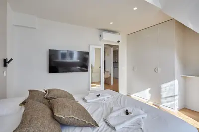 Télévision ou salle de divertissement dans l'établissement Spacious 3 Bedroom Apartment - Luxe Trocadero