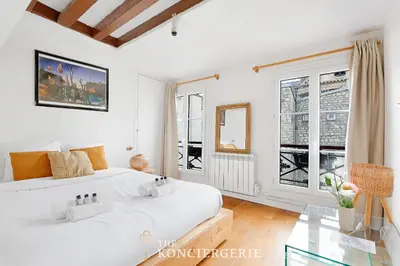Un ou plusieurs lits dans un hébergement de l'établissement Studio elegant pres de Saint-Sulpice