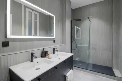Salle de bains dans l'établissement Spacious and elegant 2BR airconditioned Trocadéro