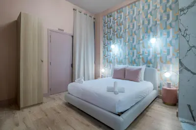 Un ou plusieurs lits dans un hébergement de l'établissement Spacious and elegant 2BR airconditioned Trocadéro