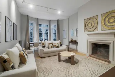 Coin salon dans l'établissement Spacious and elegant 2BR airconditioned Trocadéro