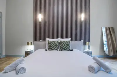 Un ou plusieurs lits dans un hébergement de l'établissement Spacious and elegant 2BR airconditioned Trocadéro