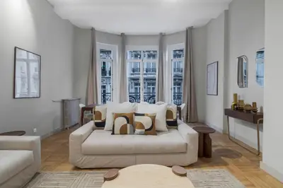 Coin salon dans l'établissement Spacious and elegant 2BR airconditioned Trocadéro