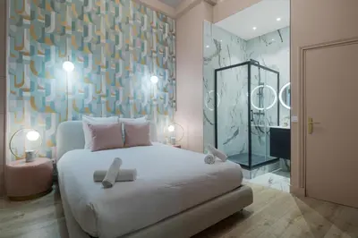 Un ou plusieurs lits dans un hébergement de l'établissement Spacious and elegant 2BR airconditioned Trocadéro