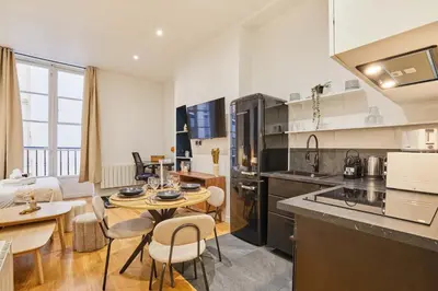 Cuisine ou kitchenette dans l'établissement Charming & Modern Studio Center of Paris