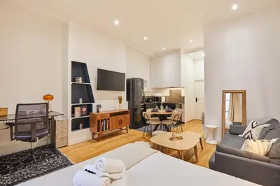 Télévision ou salle de divertissement dans l'établissement Charming & Modern Studio Center of Paris