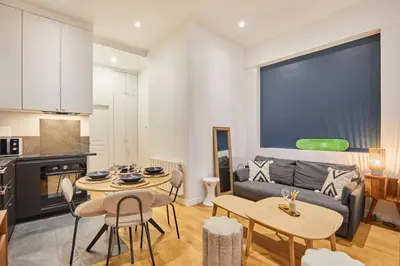 Cuisine ou kitchenette dans l'établissement Charming & Modern Studio Center of Paris