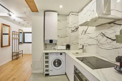 Cuisine ou kitchenette dans l'établissement Spacious Apartement center of Paris Montmartre