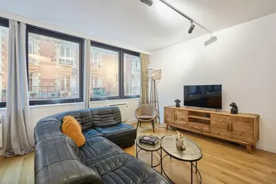 Télévision ou salle de divertissement dans l'établissement Spacious Apartement center of Paris Montmartre