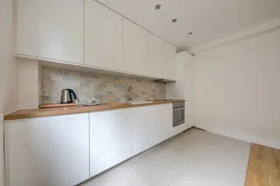 Cuisine ou kitchenette dans l'établissement Superbe appart 10 personnes 5min La Défense