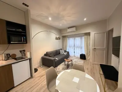 Coin salon dans l'établissement Charmant appartement avec chambre cosy et canapé convertible