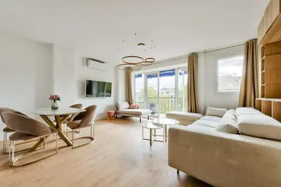 Télévision ou salle de divertissement dans l'établissement Bel appartement avec clim - Neuilly-sur-Seine