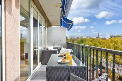 Balcon ou terrasse dans l'établissement Bel appartement avec clim - Neuilly-sur-Seine