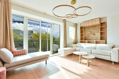 Coin salon dans l'établissement Bel appartement avec clim - Neuilly-sur-Seine