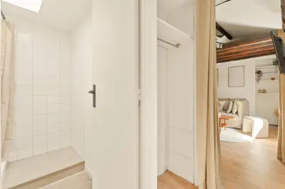 Salle de bains dans l'établissement Cité des Fleurs Paris17- Cozy Junior OneBedroom-4p