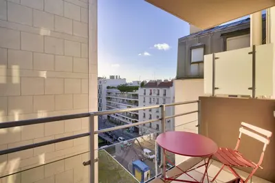 Balcon ou terrasse dans l'établissement Bel appartement avec balcon