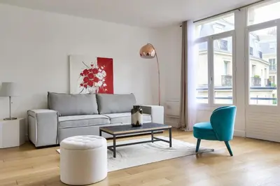 Coin salon dans l'établissement Magnifique appartement proche Champs-Elysees