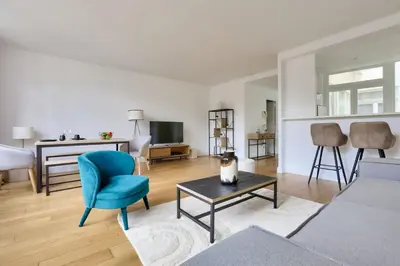 Télévision ou salle de divertissement dans l'établissement Magnifique appartement proche Champs-Elysees