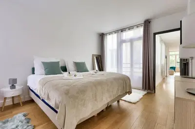 Un ou plusieurs lits dans un hébergement de l'établissement Magnifique appartement proche Champs-Elysees