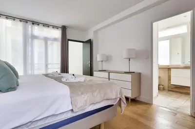 Un ou plusieurs lits dans un hébergement de l'établissement Magnifique appartement proche Champs-Elysees
