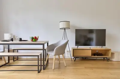 Télévision ou salle de divertissement dans l'établissement Magnifique appartement proche Champs-Elysees