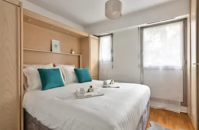 Un ou plusieurs lits dans un hébergement de l'établissement Bel appartement au coeur du 8eme arrondissement
