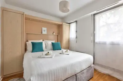 Un ou plusieurs lits dans un hébergement de l'établissement Bel appartement au coeur du 8eme arrondissement