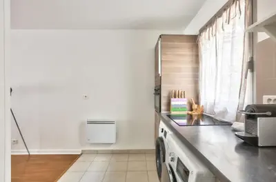 Cuisine ou kitchenette dans l'établissement Bel appartement au coeur du 8eme arrondissement