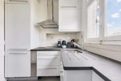 Cuisine ou kitchenette dans l'établissement Roland Garros Bel appartement au coeur du 16