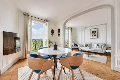 Télévision ou salle de divertissement dans l'établissement Roland Garros Bel appartement au coeur du 16