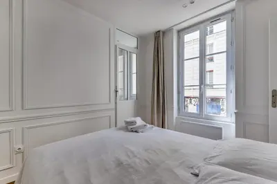Un ou plusieurs lits dans un hébergement de l'établissement Bel appartement au coeur de Paris