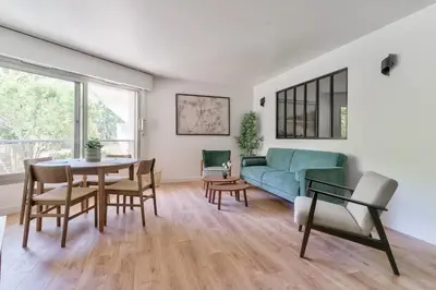 Coin salon dans l'établissement Beau deux pieces au coeur de Neuilly