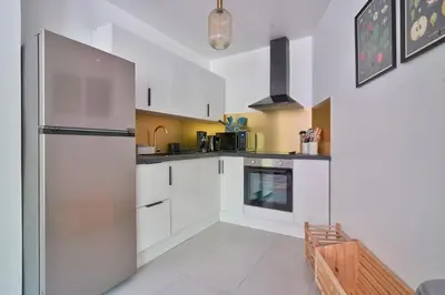 Cuisine ou kitchenette dans l'établissement Beau deux pieces au coeur de Neuilly