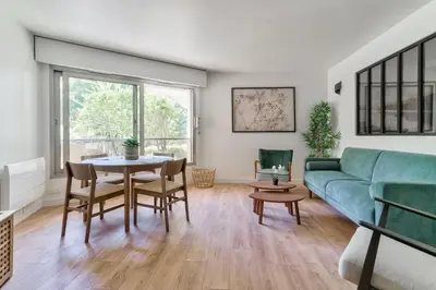 Coin salon dans l'établissement Beau deux pieces au coeur de Neuilly