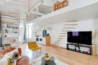 Télévision ou salle de divertissement dans l'établissement Spacious apartment 2BR 4P – République