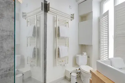Salle de bains dans l'établissement Spacious apartment 2BR 4P – République