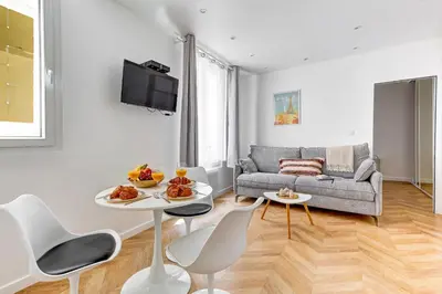 Coin salon dans l'établissement BnBNova - 1BR - Eiffel Tower & Champ de Mars